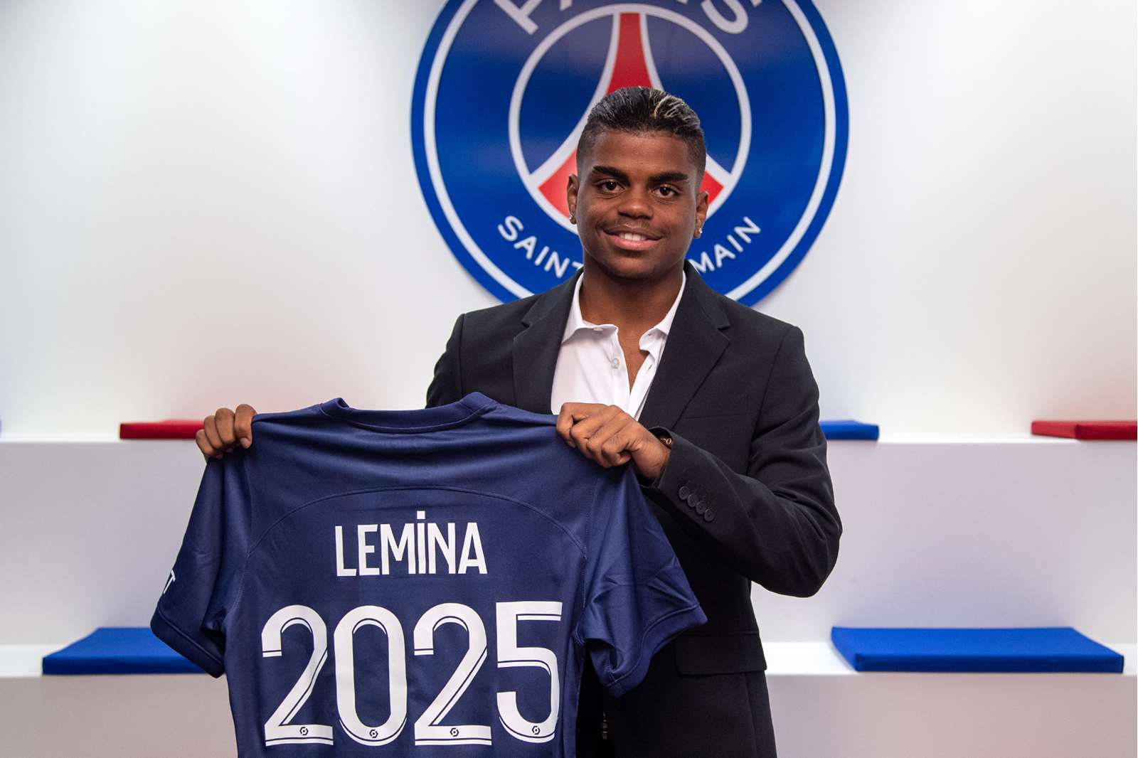 Noha Lemina signe son premier contrat professionnel | Paris Saint-Germain