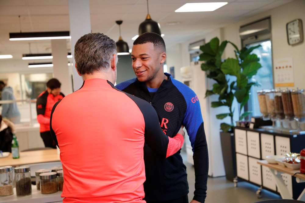 PSG : Kylian Mbappé gentiment chahuté à l'entraînement