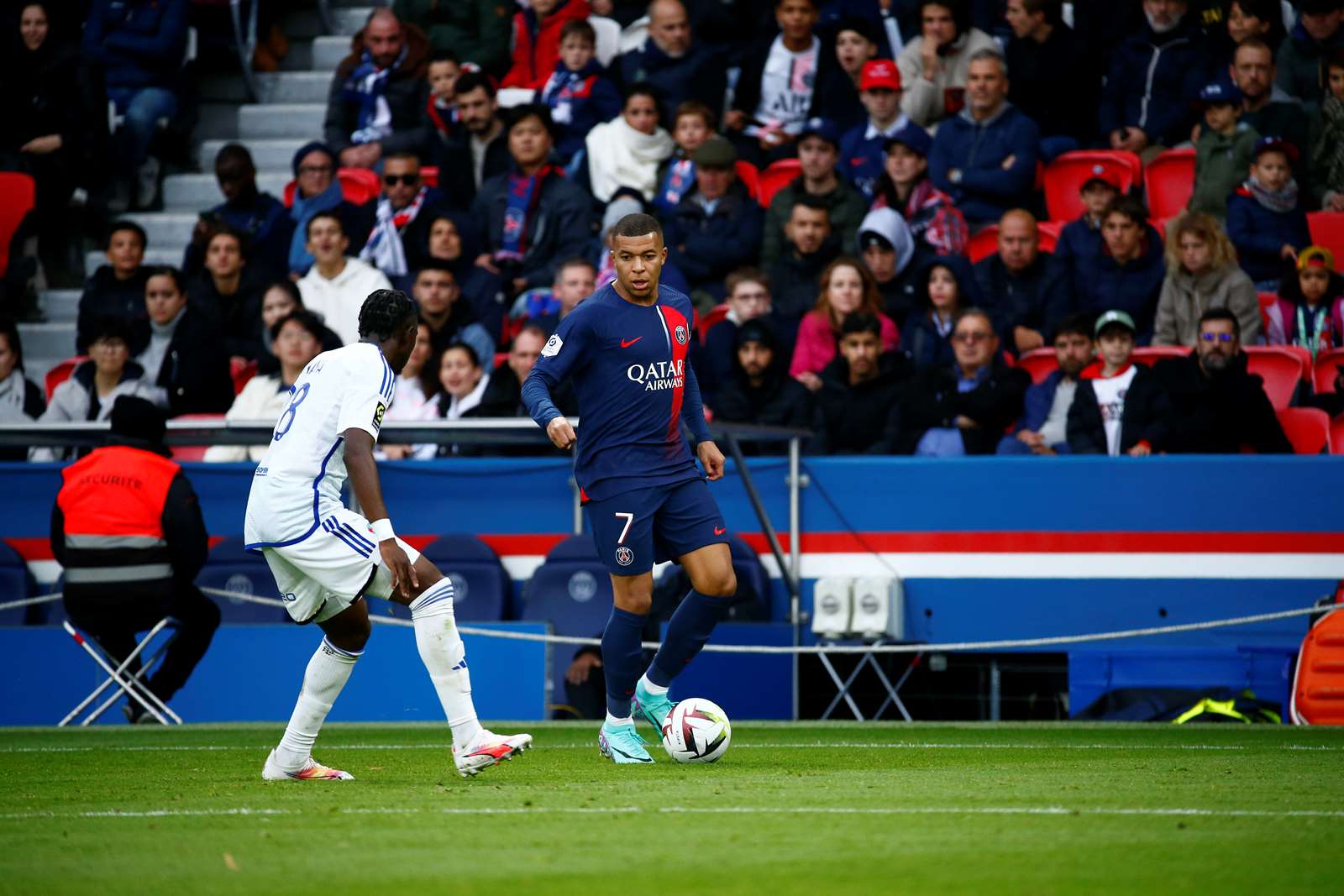 PSG. « Mbappé et les autres » : 10 buts d'écart au classement des buteurs  de Ligue 1, une rareté ?